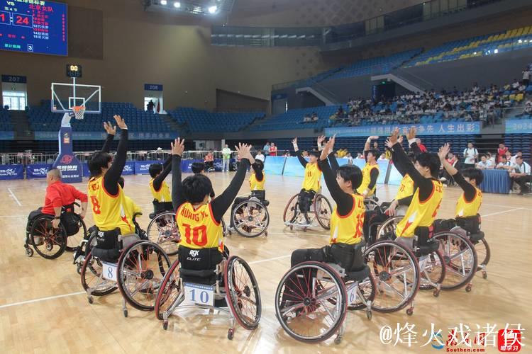 不缺位的陪伴 “小海豚”全程助力轮椅篮球比赛 不缺位的陪伴 “小海豚”全程助力轮椅篮球比赛